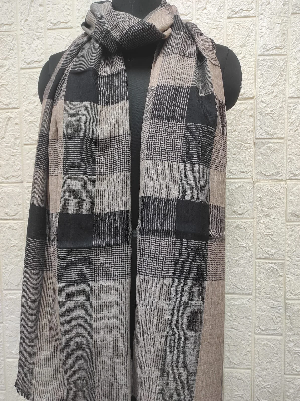 Fine Wool Stoles - Export quality textiles